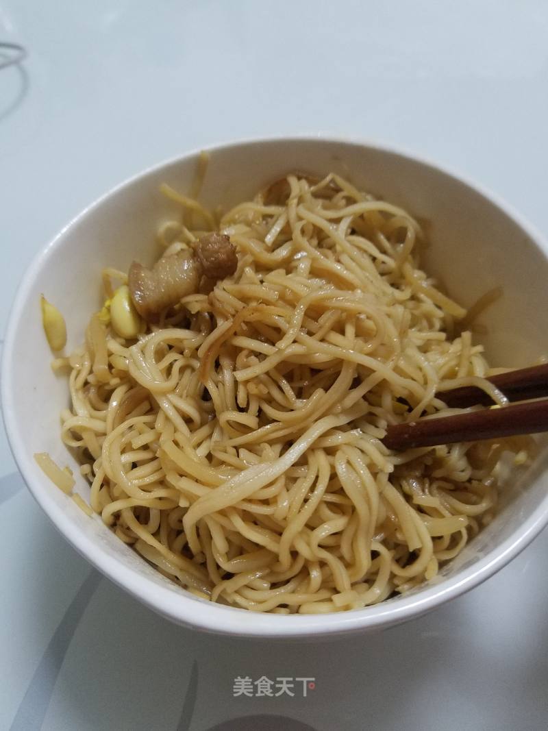 Fried Noodles with Soy Sprouts and Pork