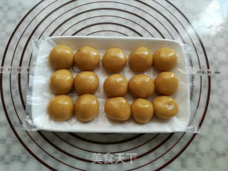 Meat Pine Nuts Mooncakes recipe