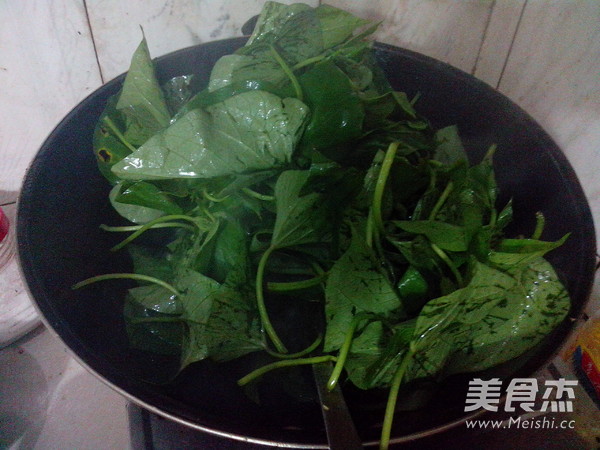 Spicy Stir-fried Sweet Potato Leaves recipe