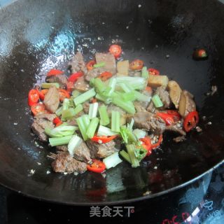 Stir-fried Beef Brisket with Chili Celery recipe