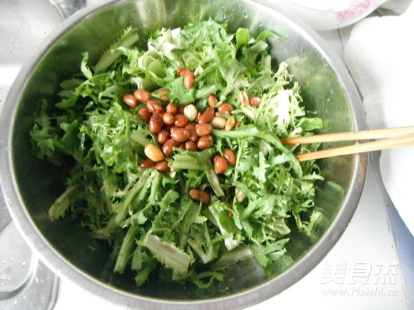 Peanuts Mixed with Bitter Chrysanthemum recipe