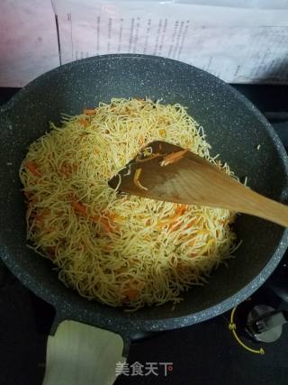 Fried Noodles with Carrots and Eggs recipe