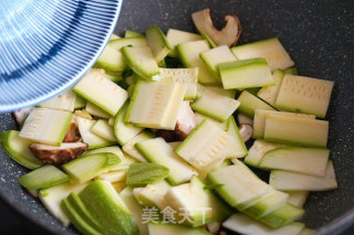Zucchini Stir-fried Shiitake Mushrooms recipe