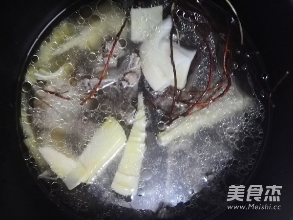 Winter Bamboo Shoots Fan Bone Soup recipe