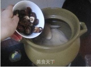 Stewed Chicken Soup with Figs and Mushrooms recipe