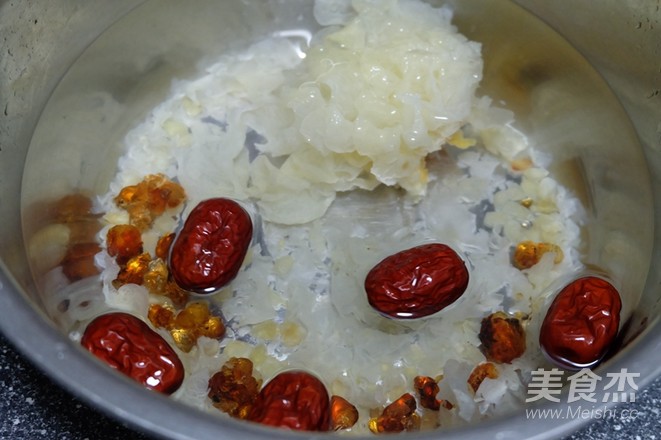 Peach Gum Soap Horn White Fungus Soup recipe