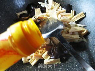 Stir-fried Yuba with Black Fungus and Bamboo Shoots recipe