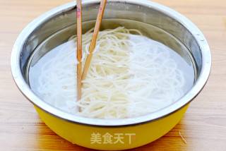 Cold Noodles Can Also be Eaten with Ice and Fire-hot and Sour Chicken Noodles recipe