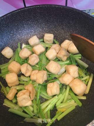 Stir-fried Tofu with Parsley recipe