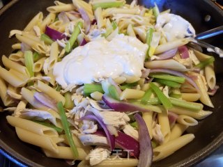 Spaghetti with Shredded Chicken and White Sauce recipe