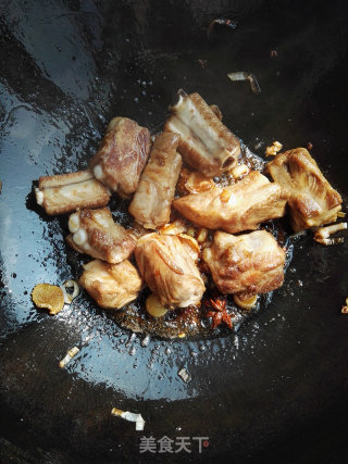 Braised Pork Ribs with Crab Mushroom Vermicelli recipe