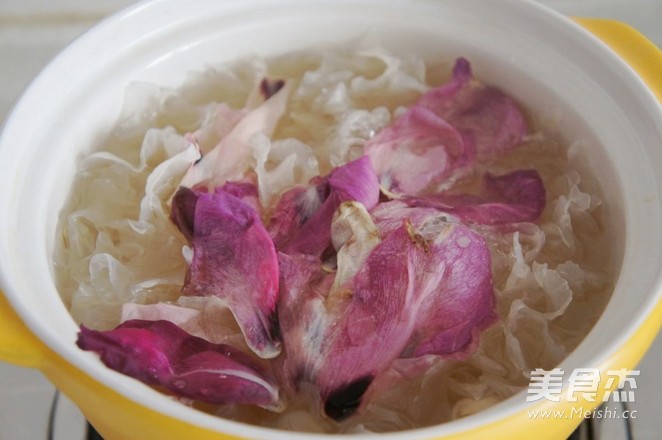 Peony Tremella and Lotus Seed Soup recipe