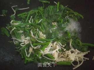 Stir-fried Pumpkin Cran with Enoki Mushroom recipe