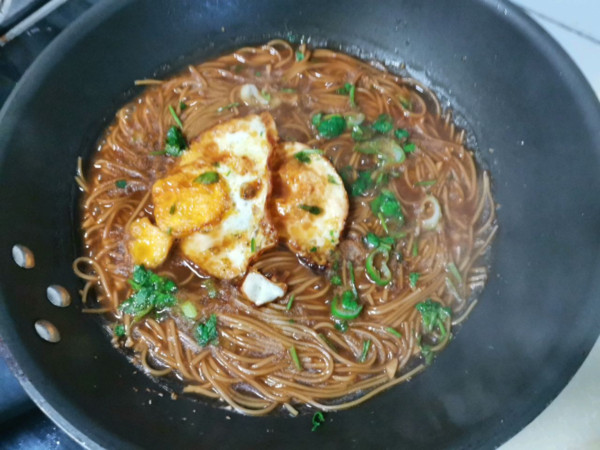 Braised Noodles with Poached Egg recipe