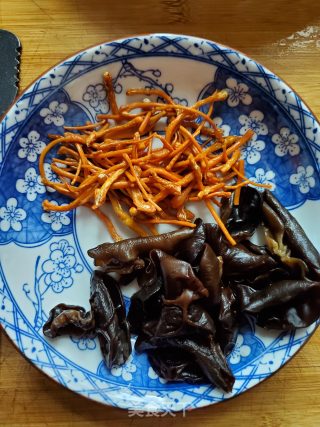 Steamed Pigeon with Black Fungus and Cordyceps Flower recipe