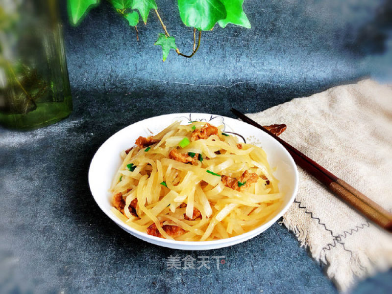 Stir-fried Shredded Radish with Lard Residue recipe