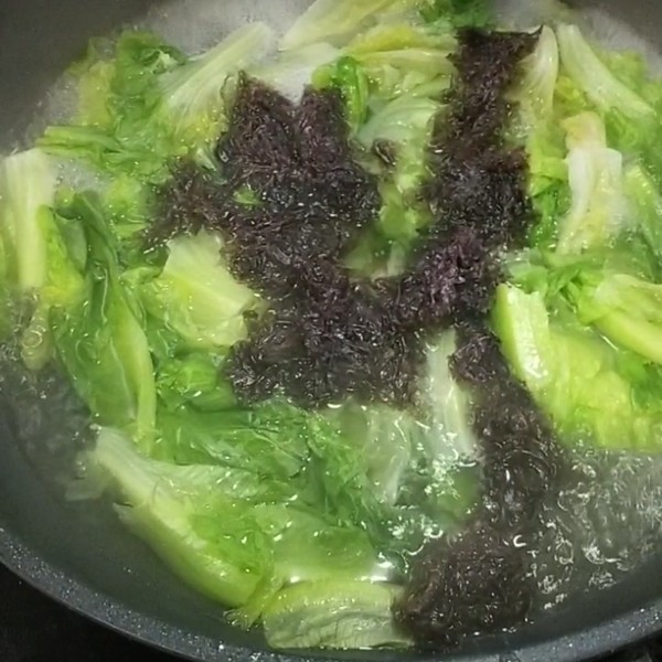 Lettuce and Seaweed Pork Soup recipe