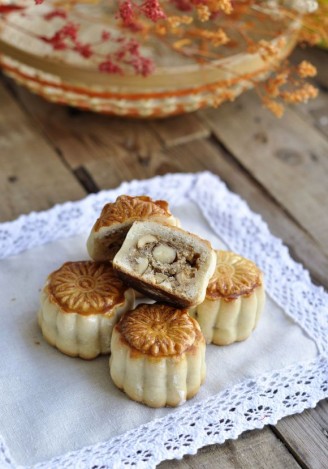 Peking Style Mooncakes with Olive Oil and Nuts recipe