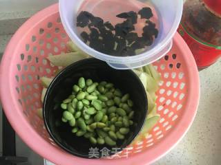 Fried Edamame with Loofah and Fungus recipe