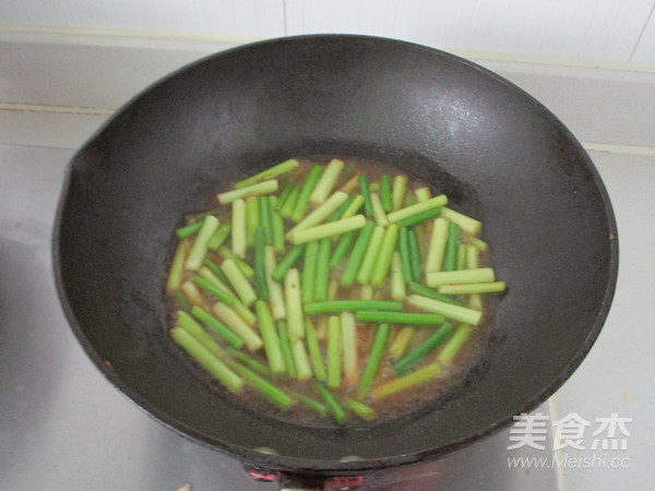 Stir-fried Grass Duck Eggs with Garlic Stalks recipe