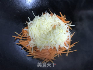 Stir-fried Shredded Potatoes with Green Peppers and Carrots recipe