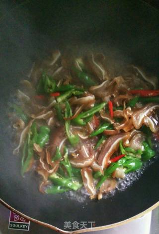 Stir-fried Pork Ears with Green Peppers recipe