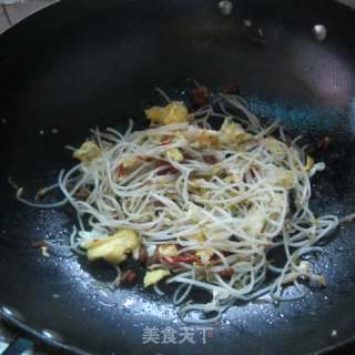 Fried Noodles with Sprouts recipe