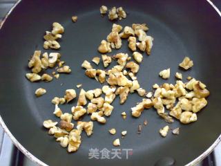 Stir-fried Hor Fun with Walnuts in Brine recipe