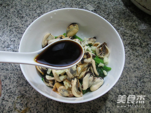 Spinach Mixed with Mussels recipe