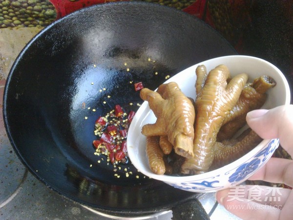 Spicy Braised Chicken Feet recipe