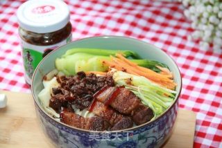 Sauce-flavored Braised Pork Noodles recipe