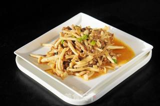 Stir-fried Lean Pork with White Jade Mushroom recipe