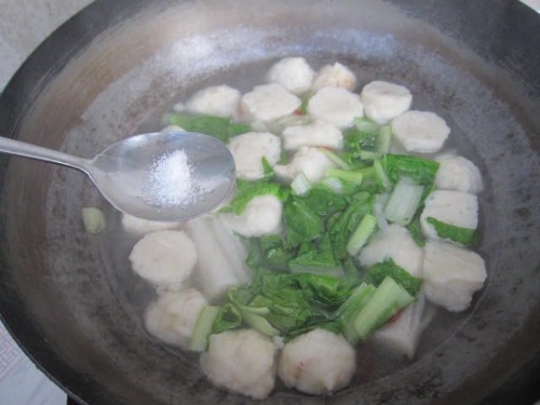 Cabbage Wakame Fish Ball Soup recipe