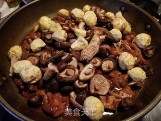 Stewed Pork Knuckles with Mushrooms and Chestnuts recipe
