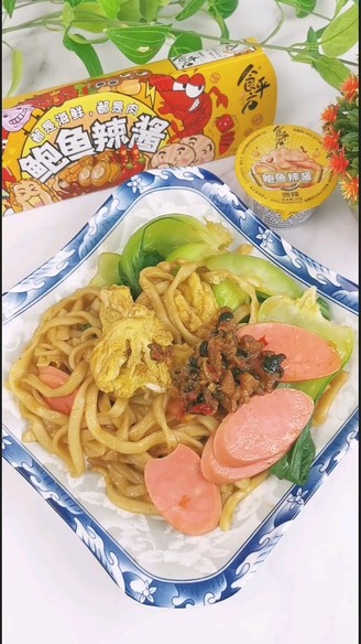 Stir-fried Noodles with Tomato and Ham
