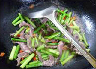 Stir-fried Pork Heart with Garlic Stalks recipe