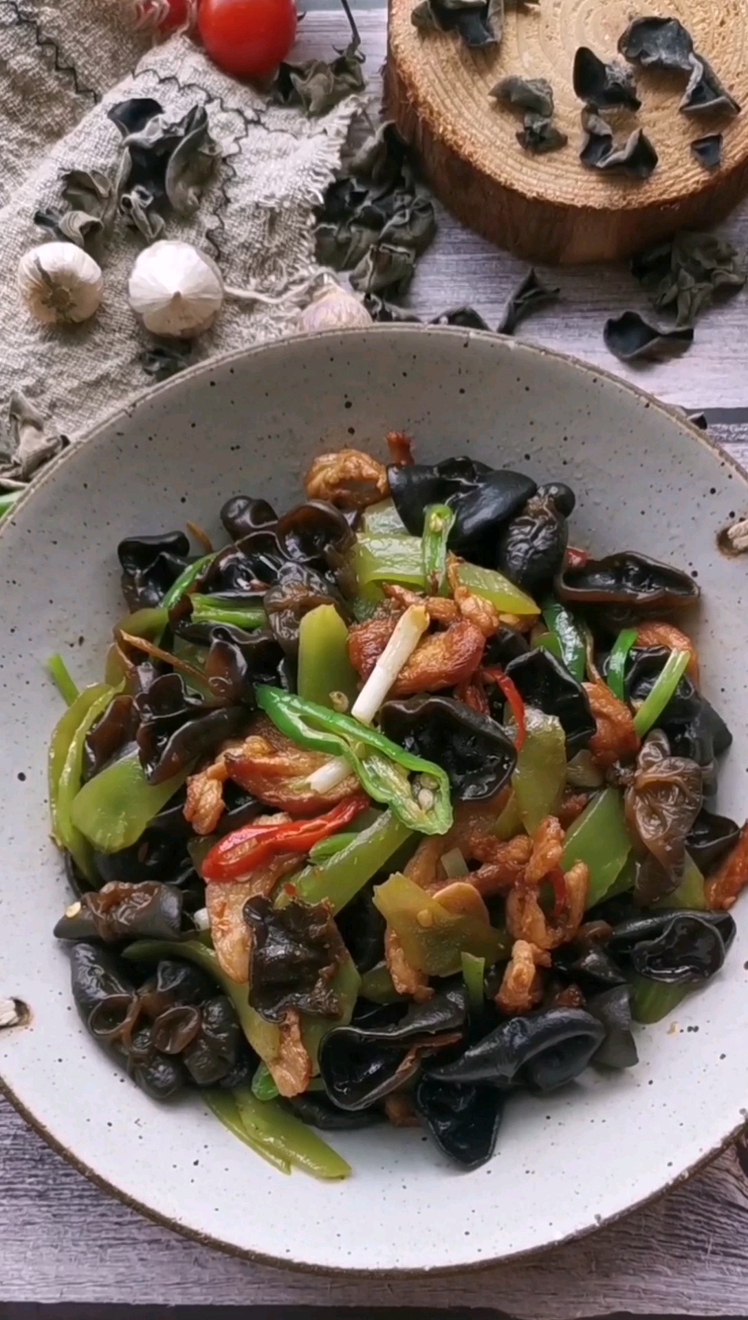 Stir-fried Pork with Fungus and Lettuce