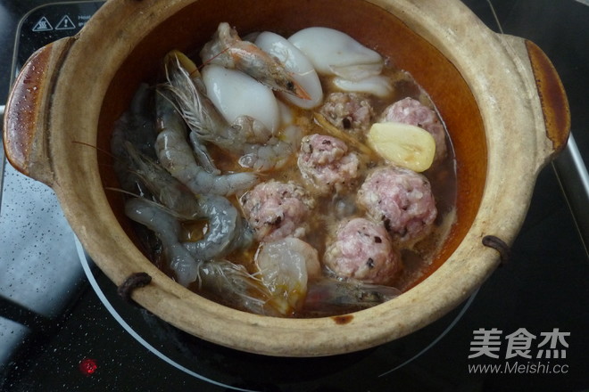 Meatballs, Seafood and Mixed Vegetable Claypot recipe