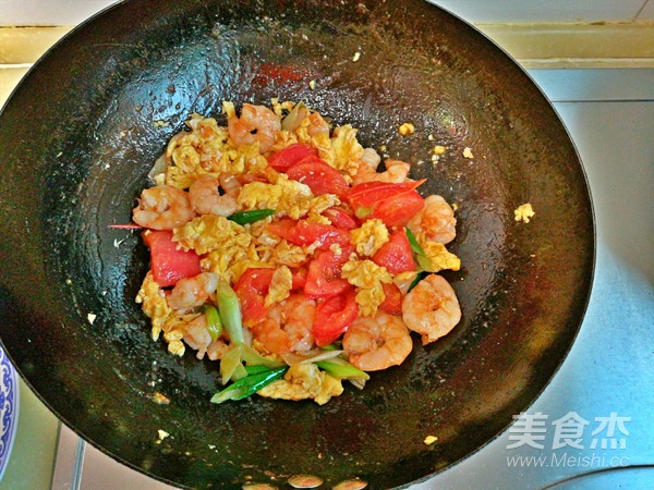 Scrambled Eggs with Tomato and Shrimp recipe