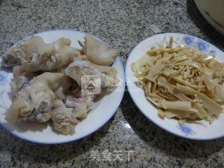 Boiled Pork Trotters with Bamboo Shoots recipe