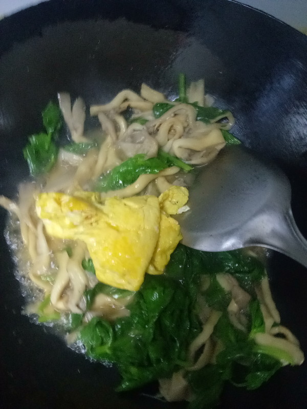 Scrambled Eggs with Celery Leaf and Mushroom recipe