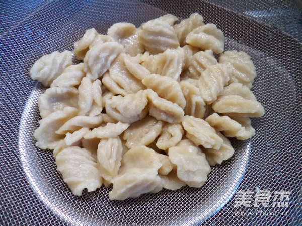 Stir-fried Noodles with Beef Cat's Ears recipe