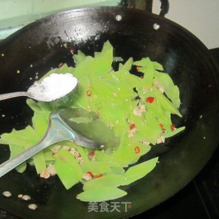 Lettuce Slices with Dried Chilli Minced Meat recipe