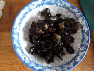 Stir-fried Pork with Cabbage and Fungus recipe