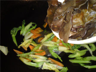 Intestine Cleansing Vegetables After Holidays-stir-fried Black Fungus with Celery recipe