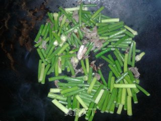 Stir-fried Garlic Sprouts with Mushrooms and Fungus recipe