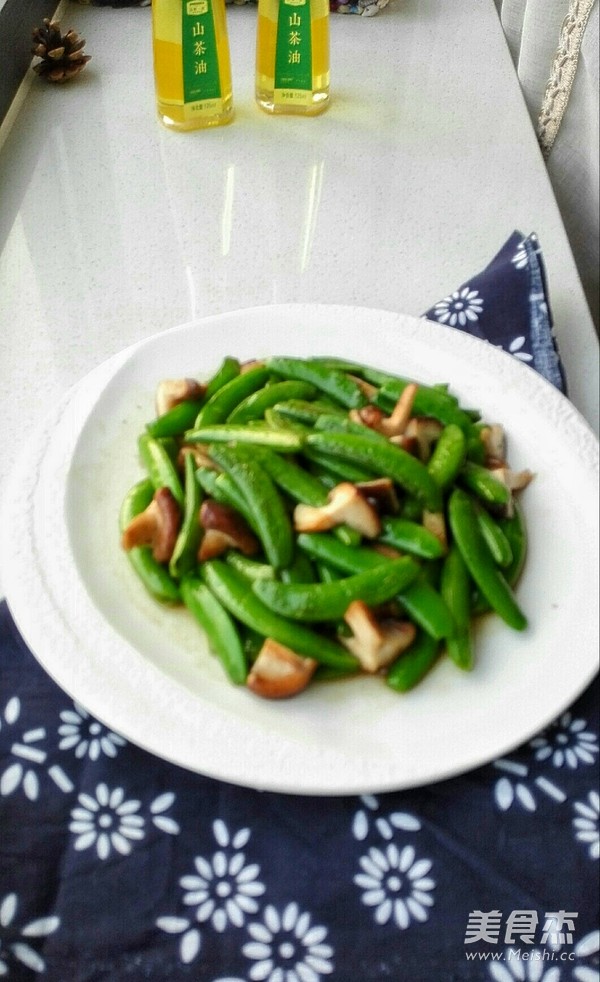 Stir-fried Sweet Beans with Shiitake Mushrooms recipe