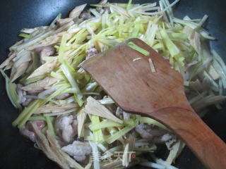 Stir-fried Leek Sprouts with Shredded Pork and Yuba recipe