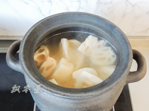 The Most Suitable Soup for Warming The Stomach in Winter-braised Pig's Feet with Lotus Root recipe