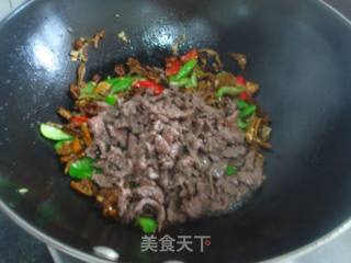 [hunan Cuisine] Stir-fried Beef with Pepper Skin and Tea Oil recipe